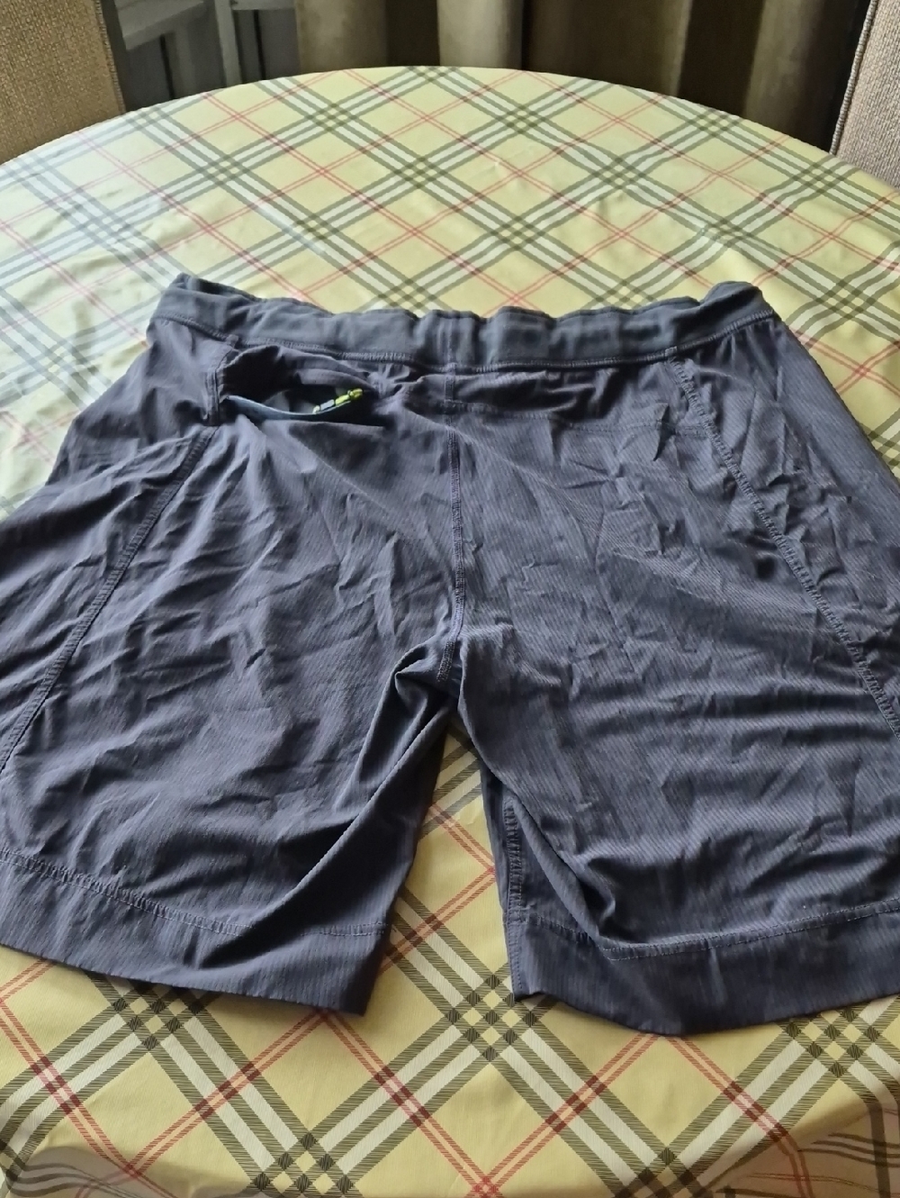 lululemon athletica Men's Shorts Black Gray Zip Pockets Size XL Flaw